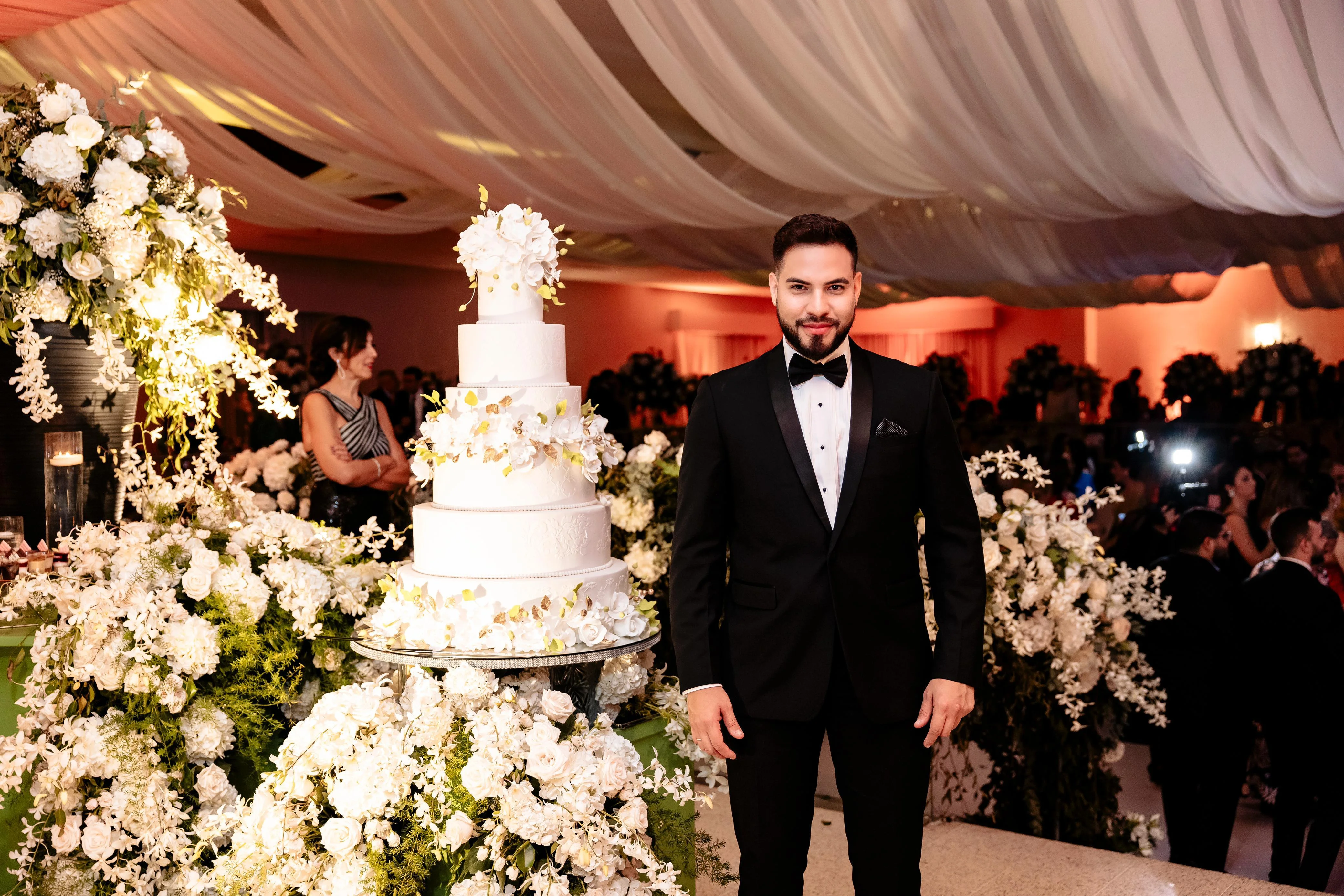 Evento elegante con diseño sofisticado y atención al detalle
